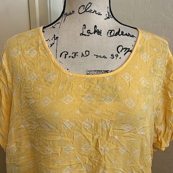 Torrid Yellow White Design Back Button Keyhole Tiered Top Contemporary Feminine - Picture 7 of 12